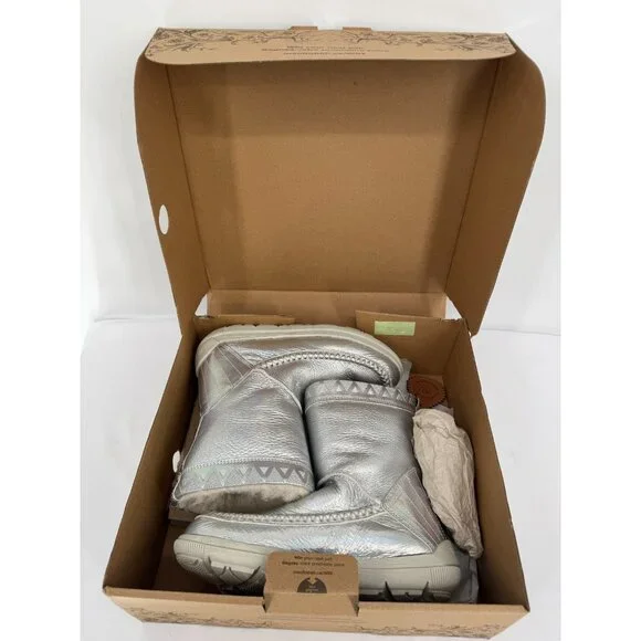 NIB MANITOBAH Silver Metallic Leather Shearling Wool Fur Moccasins Boots Sz 8 - Picture 4 of 14